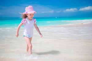 adorable niña en la playa durante las vacaciones de verano. foto