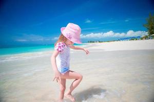 adorable niña en la playa durante las vacaciones de verano. foto