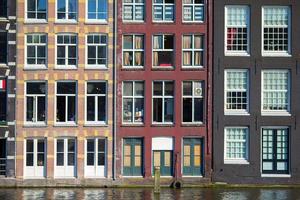 casas medievales holandesas tradicionales en amsterdam, capital de los países bajos foto