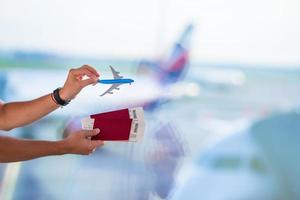 Primeros pasaportes y tarjeta de embarque en el aeropuerto de fondo interior avión foto