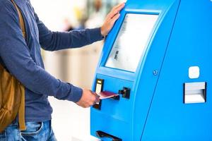 exhibición de primer plano en la máquina de transferencia de autoservicio, autofacturación para el vuelo o compra de billetes de avión en el aeropuerto foto