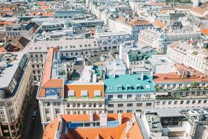 vista desde st. la catedral de stephen sobre la plaza stephansplatz en viena, capital de austria en un día soleado foto