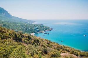 hermosa naturaleza con bahía azul, mar y azul astuto foto