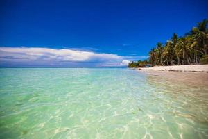 playa tropical perfecta con aguas turquesas y playas de arena blanca foto