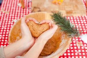 masa de primer plano para galletas de jengibre para navidad en la cocina de casa foto