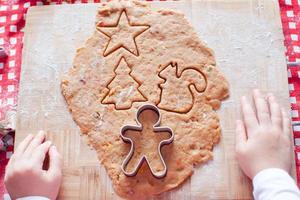 masa cruda para galletas de jengibre para navidad en la cocina de casa foto