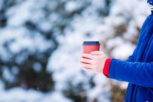 hombre de primer plano bebiendo café en un día de invierno congelado al aire libre