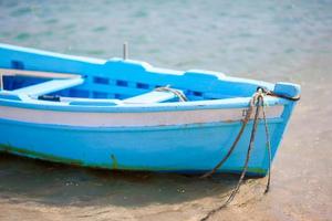 típico barco de pesca griego de color azul y blanco en el puerto de mykonos en la isla de mykonos, cícladas, grecia foto