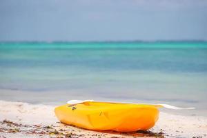 bote pequeño en la playa tropical de arena blanca y el océano turquesa foto