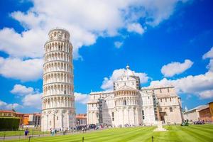 turistas visitando la torre inclinada de pisa, italia foto