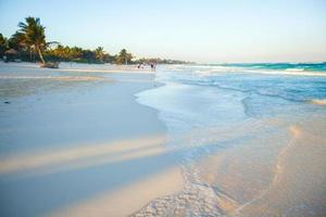 hermoso paisaje limpio en una playa caribeña paradisíaca en méxico foto