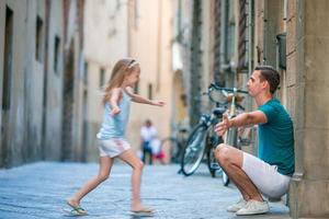 padre feliz y niña adorable en roma durante las vacaciones de verano en italia foto