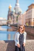 linda chica en san petersburgo en rusia foto