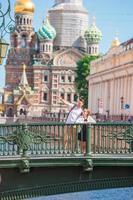 familia en el paseo marítimo de verano en san petersburgo al aire libre foto