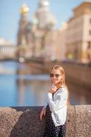 chica en el paseo marítimo de verano en san petersburgo al aire libre foto