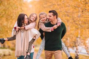 retrato de familia feliz de cuatro en día de otoño foto