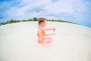 chica feliz disfruta de las vacaciones de verano en la playa foto