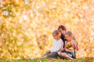 niña con mamá al aire libre en el parque en el día de otoño foto