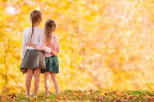 niñas adorables al aire libre en el cálido y soleado día de otoño foto