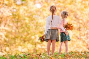 niñas adorables al aire libre en el cálido y soleado día de otoño foto