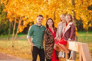 retrato de familia feliz de cuatro en día de otoño foto