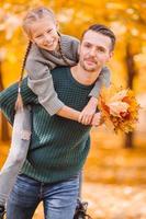 familia de papá y niño en un hermoso día de otoño en el parque foto