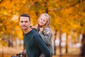 familia de papá y niño en un hermoso día de otoño en el parque foto