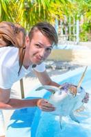 tortuga marina en manos de un turista en una reserva exótica foto