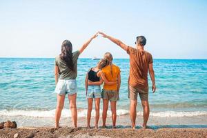 familia joven de vacaciones diviértete mucho foto