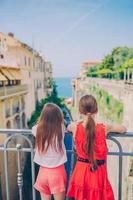 los niños felices de toodler disfrutan de vacaciones italianas en europa foto