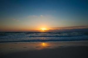 asombrosa puesta de sol colorida en el resort de playa en méxico foto