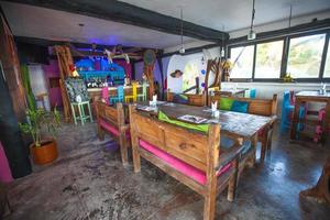 bar-restaurante de colores brillantes en la playa de arena blanca en tulum foto