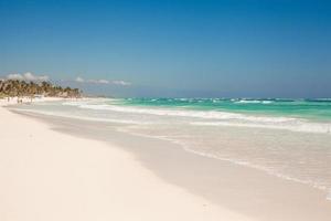 playa tropical perfecta con aguas turquesas y playas de arena blanca en tulum, méxico foto