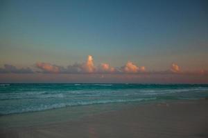 asombrosa puesta de sol colorida en la playa tropical en méxico foto