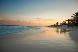 asombrosa puesta de sol colorida en la playa tropical en méxico foto