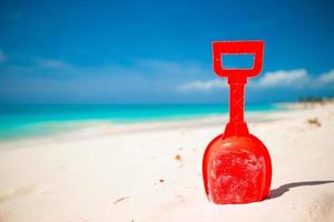 juguetes de playa para niños de verano en la arena blanca foto