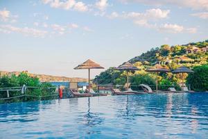 hermoso paisaje de lujo alrededor de la piscina en el complejo hotelero foto