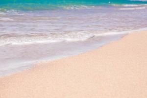 agua turquesa en una playa tropical perfecta con arena blanca foto