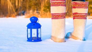 primer plano de una hermosa linterna de navidad azul vintage en la nieve foto