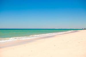 playa tropical perfecta con agua turquesa y arena blanca foto