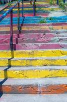 colorida escalera antigua y arquitectura tradicional en stambul, turquía foto