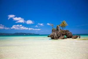 playa tropical perfecta con agua turquesa en boracay foto