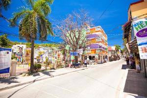 calle de arena en un país exótico en la isla de boracay foto