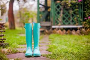 botas de goma de menta brillante en el fondo de la casa de verano del jardín foto