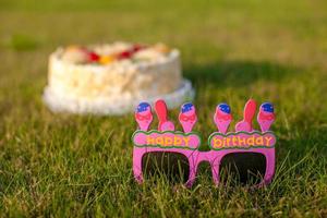 pastel de celebración y vasos que dicen feliz cumpleaños foto