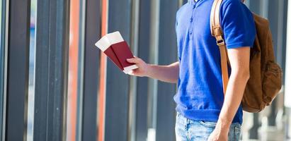 Primeros pasaportes y tarjetas de embarque en el interior del aeropuerto foto