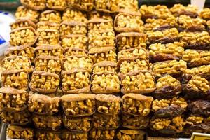 dulces turcos sabrosos tradicionales en el mercado foto