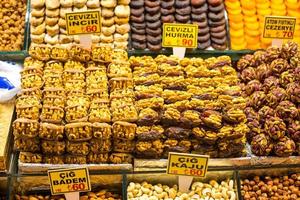 dulces turcos sabrosos tradicionales en el mercado foto