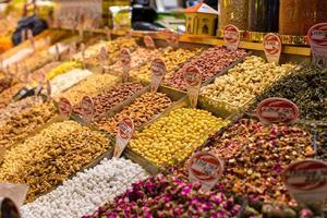 especias típicas y tés a la venta en los mercados turcos foto