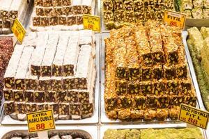 dulce de baklava turco hecho con miel y pistachos foto